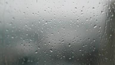 下雨天窗户玻璃水滴实拍4k视频的预览图